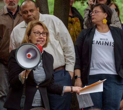 La fiscal general de Oregon presentó un recurso en inglés y español que empodera a las comunidades inmigrantes en tiempos de incertidumbre