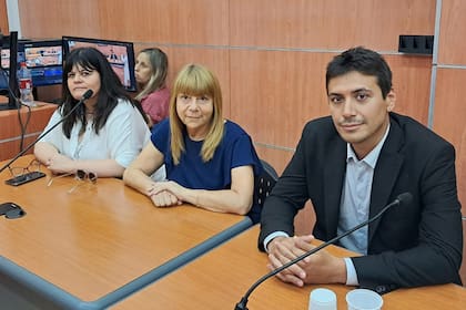 La fiscal general Gabriela Baigún, flanqueada por los auxiliares fiscales Claudia Rebour y Lautaro Fichter