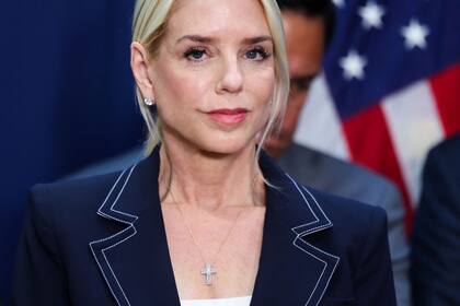 La fiscal general Pam Bondi emitió la orden que establece que la decisión de la BIA debe aplicarse como precedente obligatorio en procesos similares.