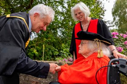 La física, cuyo descubrimiento ayudó a predecir partículas como el bosón de Higgs, ahora recibe su doctorado