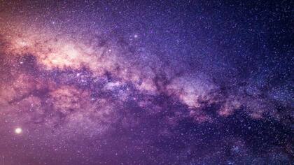 La física nos permite remontarnos aún más atrás en el tiempo, hasta los procesos físicos que precedieron la existencia de la materia estable