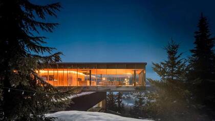 La Flag House o Casa de la Bandera se mezcla con su entorno en Whistler