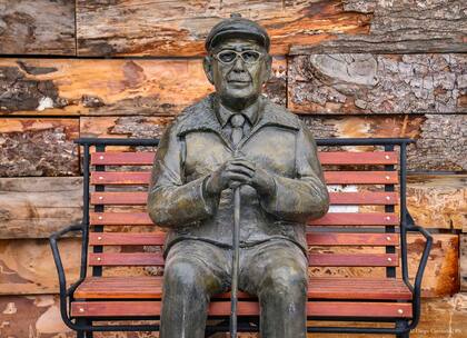 La flamante escultura de Astete en el Refugio Graef, en Chapelco, sentada sobre uno de los primeros medios de elevación del cerro; fue realizada por Miguel Angel Villalba