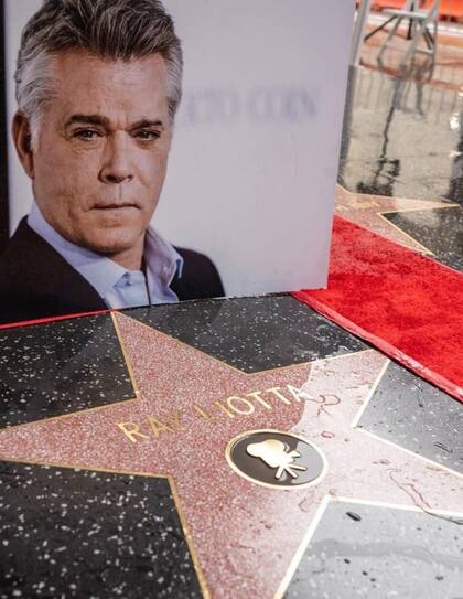 La flamante estrella de Ray Liotta en el Paseo de la Fama, en Hollywood, California