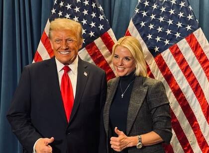 La flamante fiscal general de Estados Unidos, Pamela Bondi, y el presidente Donald Trump
