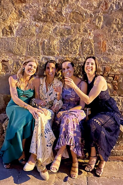 La flamante novia con sus amigas Pato Dalpra, Manuela Matzinger y Josefina Ildarraz.