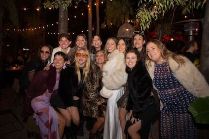La flamante novia, rodeada de sus "amigas del alma"