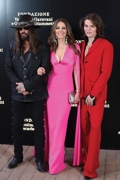 La
flamante pareja
con Damian, el
hijo de la actriz.