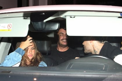 La flamante pareja estuvo acompañada por Juanma Cativa, peluquero y amigo íntimo de la actriz y cantante