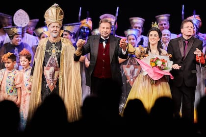 Eugenio Zanetti, a cargo de la puesta en escena y dirección general, saluda junto a su elenco