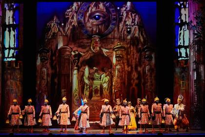 El Teatro del Bicentenario tiene tres años, y con esta puesta, autorizada por el Mozarteum austríaco, debuta en la producción