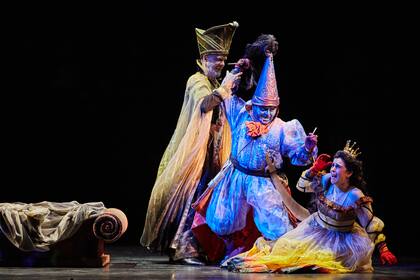 Impactaron en el estreno el plato giratorio de 16 metros ubicado en el escenario y el sistema de mapping