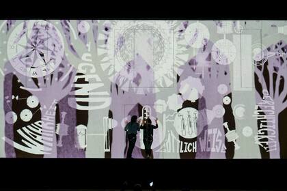 Al trabajo original de 1927 que consiste en la combinación de animaciones hechas a mano y actuaciones en vivo, se sumó para la ambientación de esta fabulosa Flauta, una clara impronta de Kosky definida en la estética berlinesa del cine mundo surrealista de los años 20,