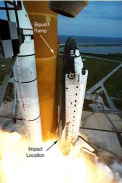 La flecha blanca señala el lugar desde el que se desprendió la pieza que causó el daño. La flecha negra, la parte precisa del ala que fue impactada.