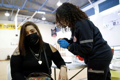La flexibilización tiene lugar después de que cerca del 49% de la población recibiera al menos la primera dosis.