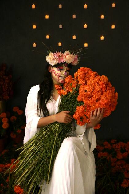 La flor de cempasúchil está presente en los altares de Día de Muertos en México (Pexels/Anya Juárez Tenorio)