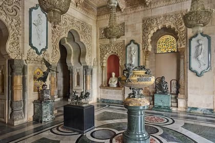 La flora india inspiró a artesanos locales y europeos a crear las esculturas de piedra, los paneles de mosaico dorado y las tallas que decoran la entrada del Rey