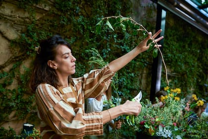 La florista Camila Gassiebayle demuestra en vivo la importancia de sacar sacar todas las hojas del tallo. "Debe estar limpio y prolijo. Es la base de todo", explica. 
