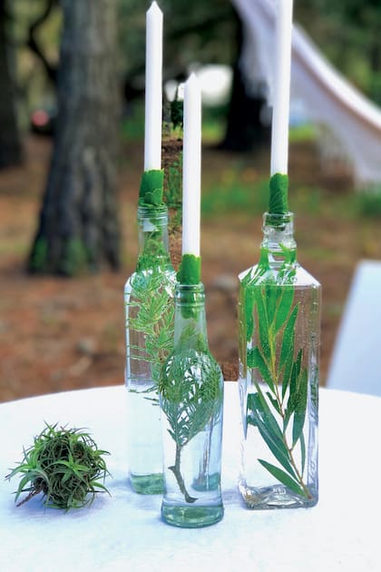 La florista Gabi Carozzi propone los candelabros que se hacen a partir de botellas de vidrio