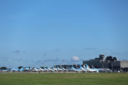 La flota de aviones de Aerolíneas Argentina en tierra, en el aeroparque Jorge Newbery