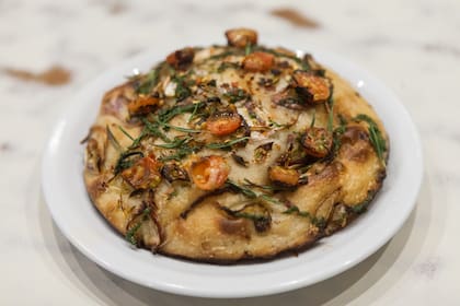 La focaccia del restaurante anticipa la calidad de la propuesta gastronómica.