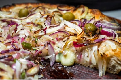 La focaccia es la madre la fugazzeta. FOTO: Fugazzeta rellena de queso Lincoln y queso azul, de Roma del Abasto