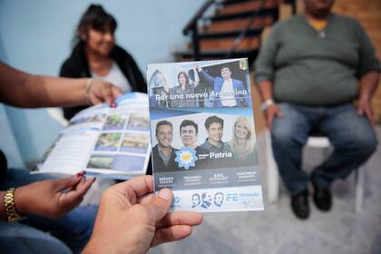 La folletería que repartieron los militantes oficialistas en Rafael Castillo y otras localidades de La Matanza