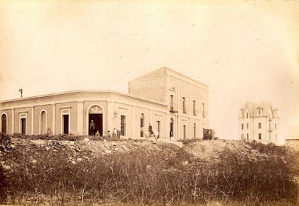 La Fonda del Huevo y el hotel del Globo. Detrás, el chalet de José Luro. circa 1888.