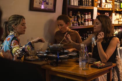 "La fondue es una comida de invierno y como somos unos de los pocos que la preparamos en Buenos Aires a la noche viene muchísima gente. Recibo 45 cubiertos por día, y debo rechazar otros tantos"