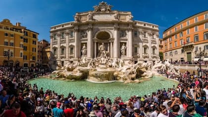 La Fontana di Trevi atrae a cientos de románticos de todo el mundo