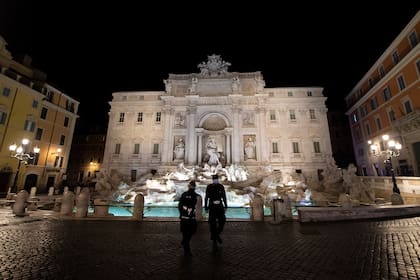 La Fontana di Trevi desierta, el 6 de noviembre de 2020, cuando Italia ha establecido un toque de queda en todo el territorio nacional de 22 a 5, destinado a detener la propagación del coronavirus