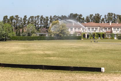 La forestación y las viviendas circundantes obstruyen la circulación de aire en el elegante Tortugas Country Club; son uno de los tres factores que complican a sus canchas.