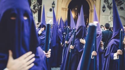 La forma de los capirotes simbolizaba el intento de acercase a Dios