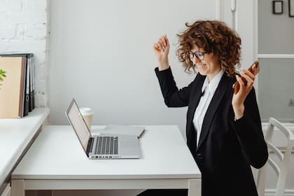 La forma en que nos hablamos tiene un efecto directo en nuestra autoestima y bienestar emocional (imagen ilustrativa)