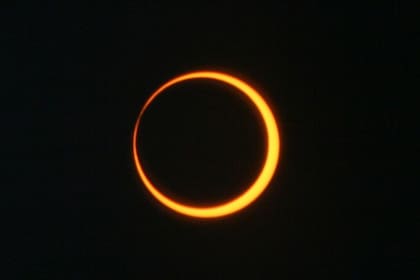 La forma en que se alinean estos tres cuerpos celestes determina si el eclipse es total, anular o parcial