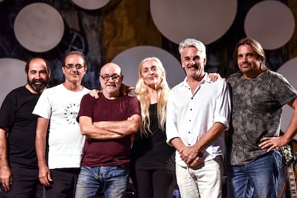 La formación actual de la trova rosarina con Adrián Abonizio, Jorge Fandermole, Juan Carlos Baglietto, Silivina Garré, Rubén Goldín y Fabíán Gallardo, que se presentan esta noche en el Festival de Cosquín