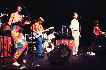 La formación clásica de los B-52s, con Keith Stirckland en batería y Ricky Wilson en guitarra.