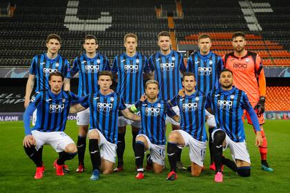 La formación de Atalanta en el último encuentro, con el "capitano" Gómez al centro, en la primera fila