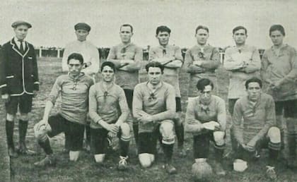 La formación de Boca Juniors, que en ese tiempo actuaba como local en una cancha en Wilde, Avellaneda, donde tuvo lugar el partido que duró 150 minutos.
