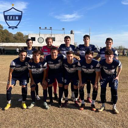 La formación de EFIN con la presencia de los tres sobrinos y de Diego Barrado. Parados, Fernando es el primero y Esteban (arquero), el segundo desde la izquierda; y agachados, el tercero es Diego, y el quinto Gabriel, su otro sobrino