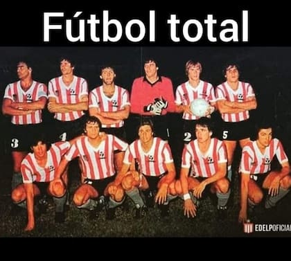 La formación de Estudiantes de La Plata. Ponce es el que está debajo de la pelota