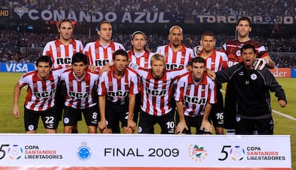 La formación de Estudiantes que superó 2 a 1 a Cruzeiro en Belo Horizonte y ganó la Copa Libertadores 2009; el Pincha sumó en Brasil su cuarto trofeo en el torneo continental más importante de clubes