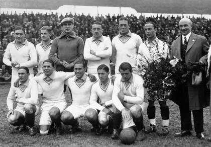 La formación de Francia contra México. Lucien Laurent es el cuarto desde la izquierda, de la fila de abajo