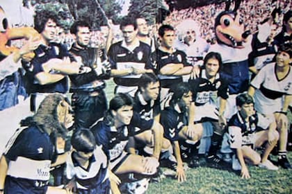 La formación de Gimnasia campeona de la Copa Centenario en 1993, con Guillermo y Gustavo Barros Schelotto; el Lobo derrotó por 3-1 a River en la final.