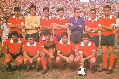 La formación de Independiente, el primer campeón nacional en 1967; parados, Ferreiro, Santoro, Acevedo, Monges, Trucchia, Pavoni y Pastoriza; abajo, Bernao, Mura, Artime, Savoy y Tarabini