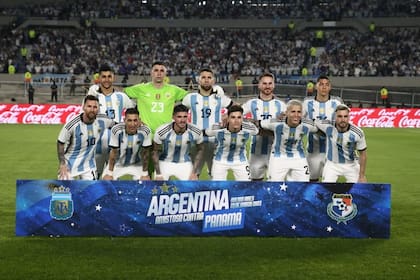 La formación de la selección argentina en el partido vs. Panamá en el estadio Monumental