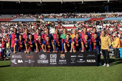 La formación de leyendas de Barcelona, que se enfrentó con las de River en el Monumental; con Edmilson, parado, tercero desde la izquierda