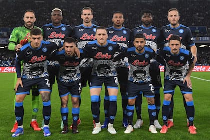 La formación de Napoli ante Verona, con la camiseta que homenajea a Maradona