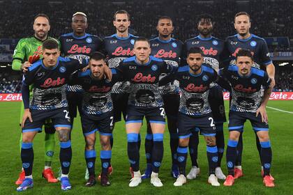 La formación de Napoli ante Verona, con la camiseta que homenajea a Maradona