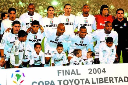La formación de Once Caldas, que superó en los penales a Boca y se coronó como el segundo club colombiano campeón de Sudamérica.